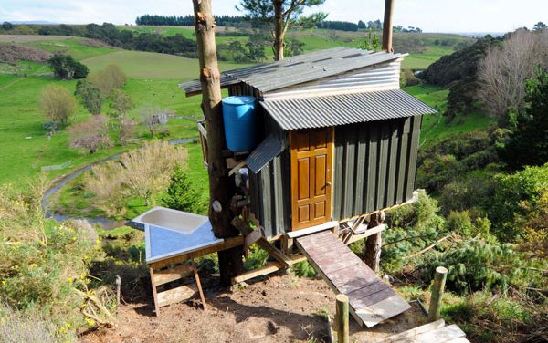 Environment and Economic Friendly Tree House in New Zealand by Jono Williams and Friends