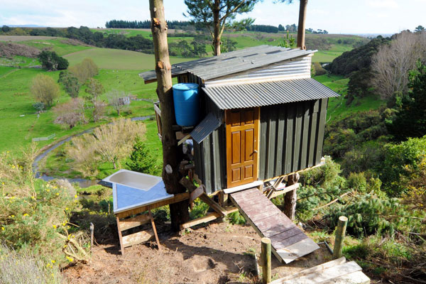 Environment and Economic Friendly Tree House in New Zealand by Jono Williams and Friends